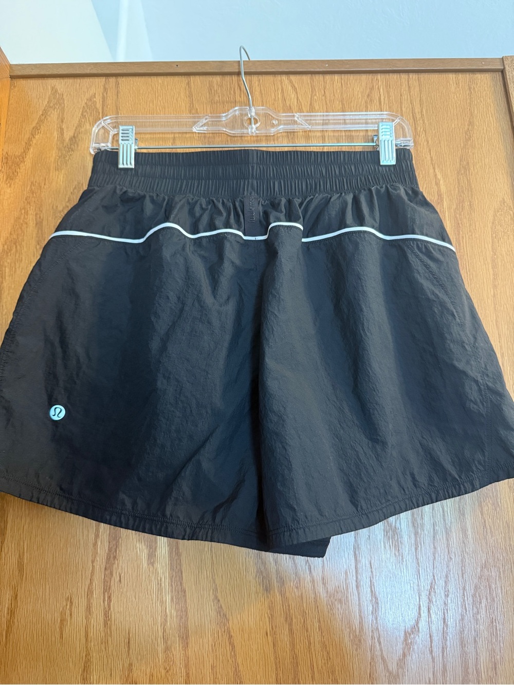 lululemon athletica Black License to Train Shorts with white piping size 4 - Picture 4 of 4